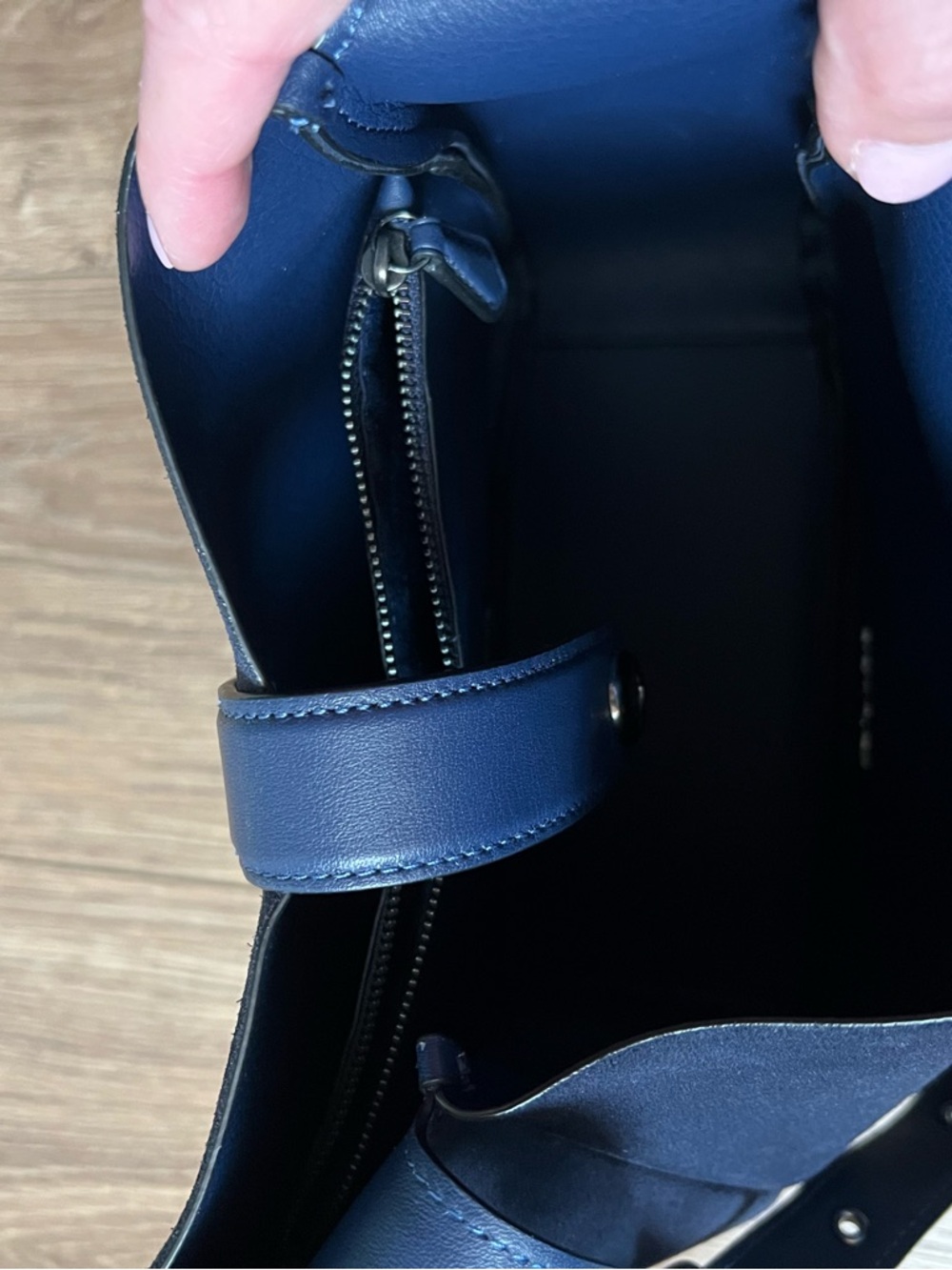 Coach Navy Suede Shoulder Bag with Polished Logo - Picture 6 of 9